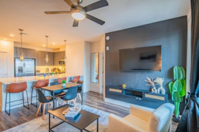 Stunning 2BR Kierland Common, TPC Golf, Pool, Gym, W-D